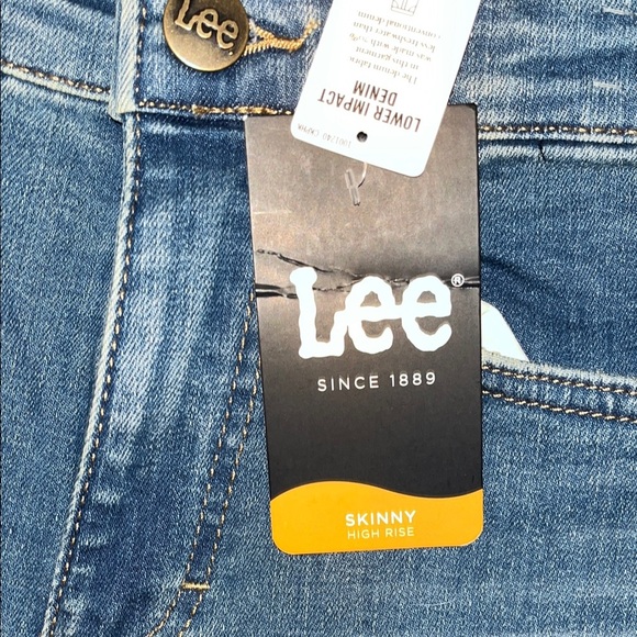 Lee NWT Woman’s High Rise Skinny size 6 M Light Blue Skinny Distressed Jeans - Picture 5 of 12